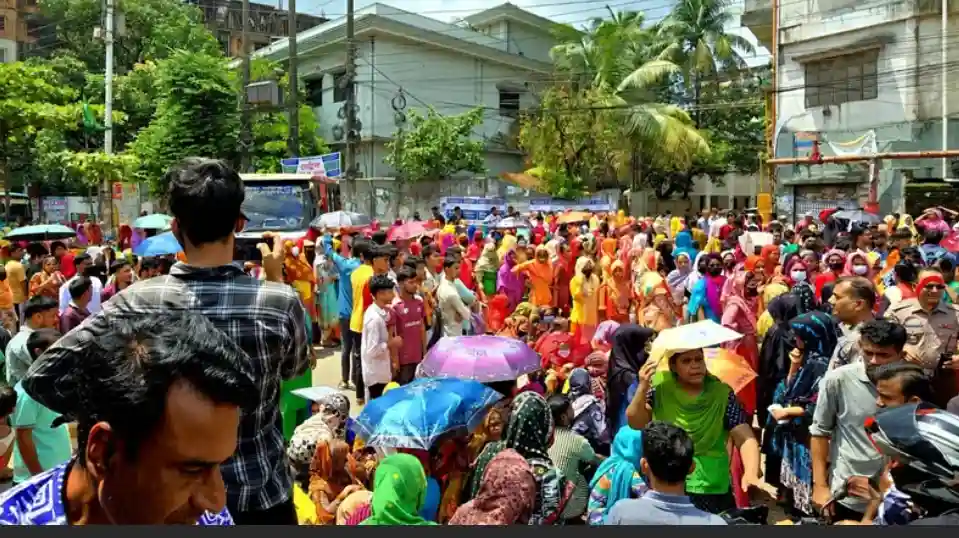 চট্টগ্রামে বকেয়া বেতনের দাবিতে পোশাক শ্রমিকদের সড়ক অবরোধ