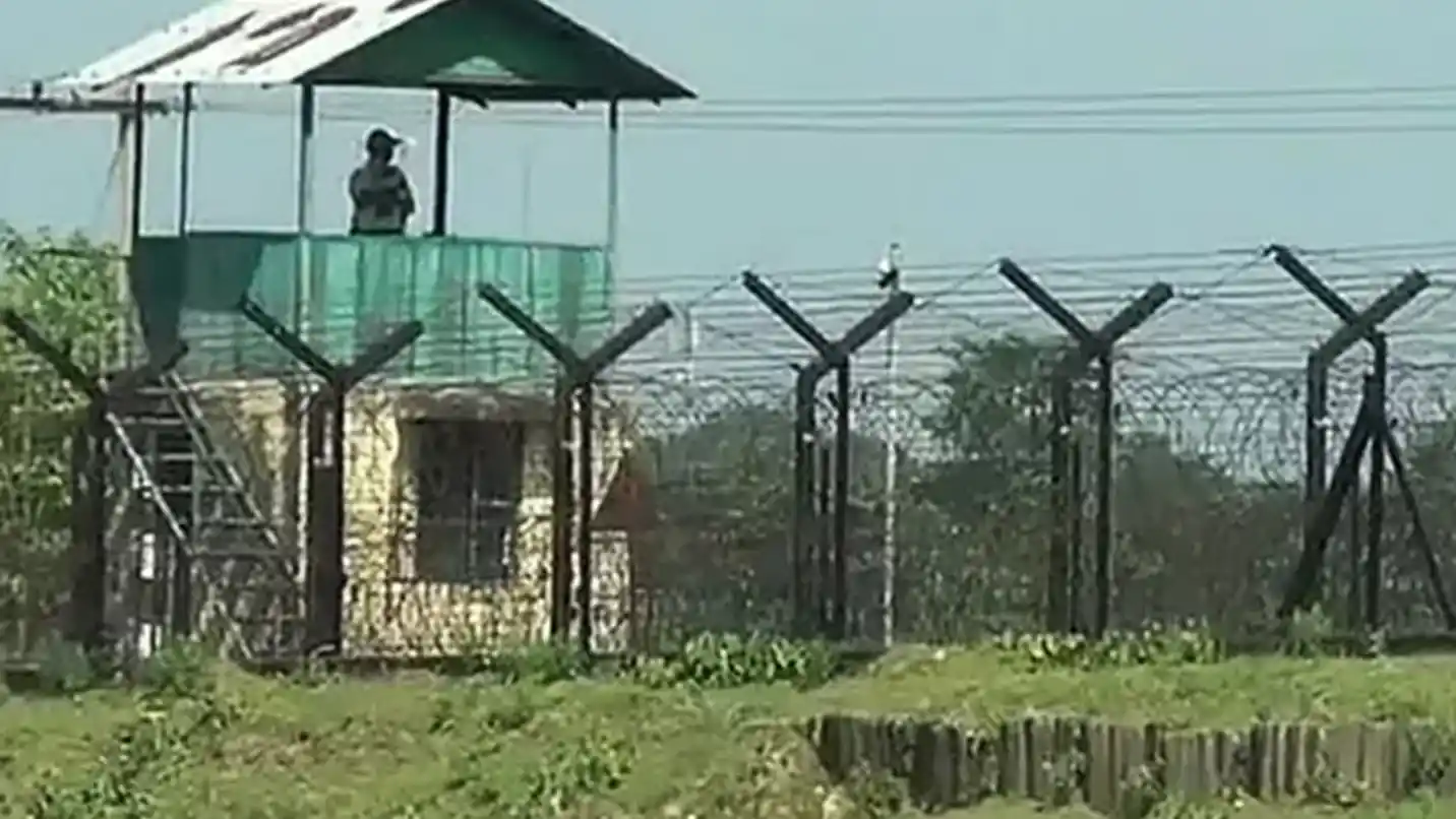 সাতক্ষীরা সীমান্তে বিএসএফের গুলিতে দুই বাংলাদেশি আহত, সাতক্ষীরা মেডিকেলে চিকিৎসাধীন