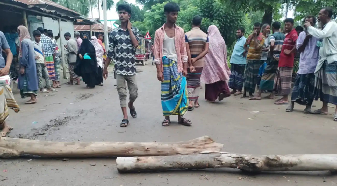 সার না পেয়ে কুড়িগ্রামে সড়ক অবরোধ, কৃষি কর্মকর্তা অবরুদ্ধ