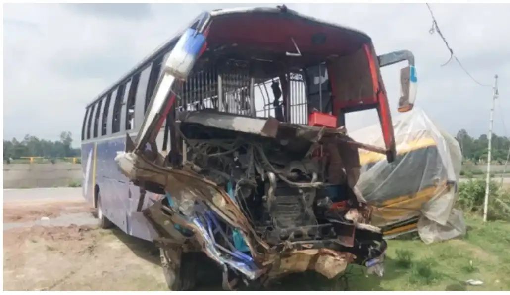সিরাজগঞ্জে ট্রাকের ধাক্কায় বাসচালকসহ নিহত ২, আহত ৮