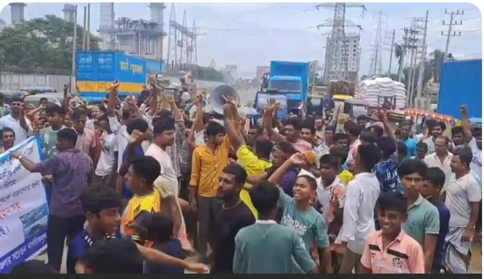 মেঘনা থেকে অবৈধ বালু উত্তোলন বন্ধে ঢাকা-সিলেট মহাসড়ক অবরোধ