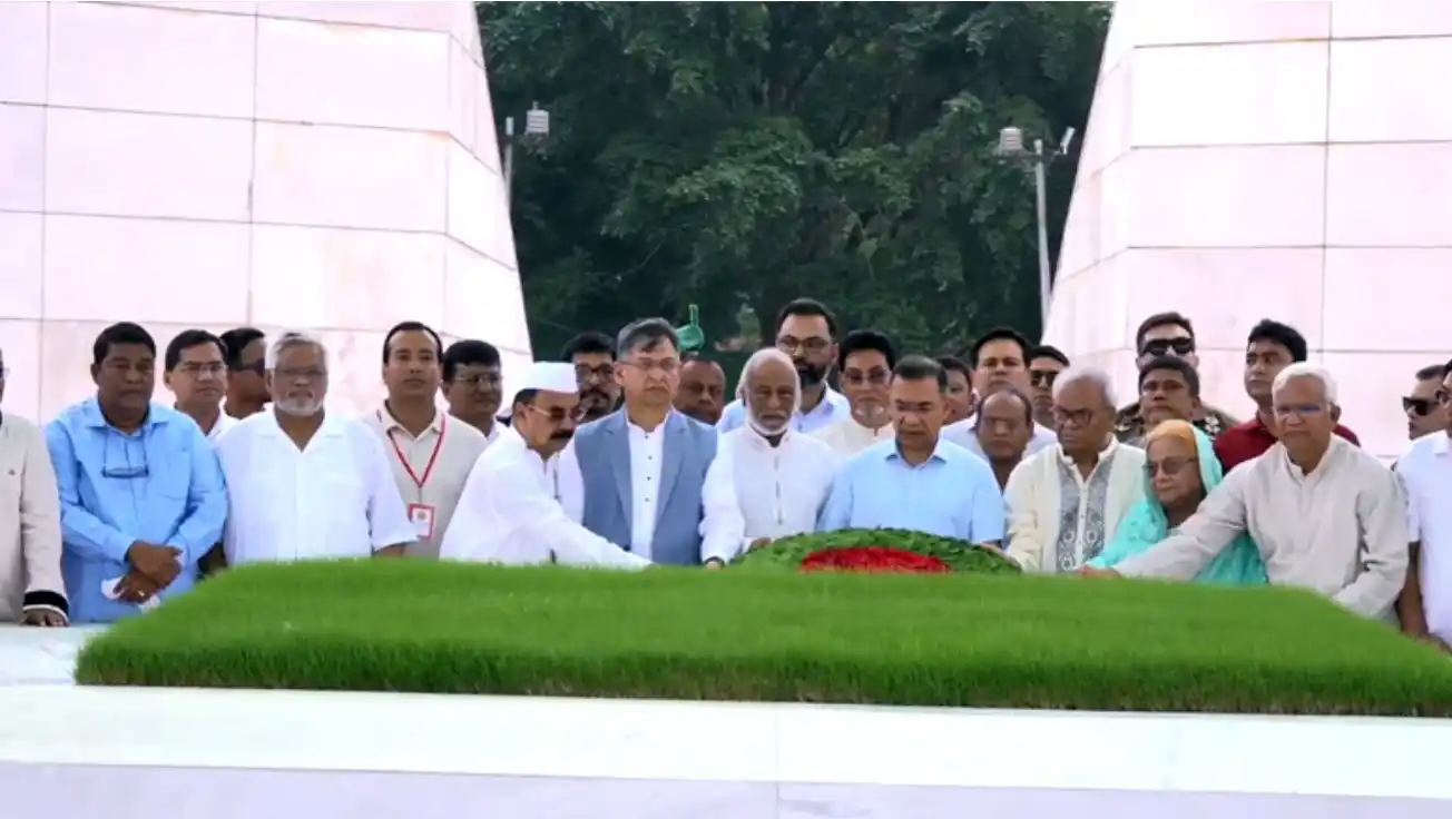জিয়াউর রহমান ও খালেদা জিয়ার সমাধিতে প্রধানমন্ত্রীর শ্রদ্ধা