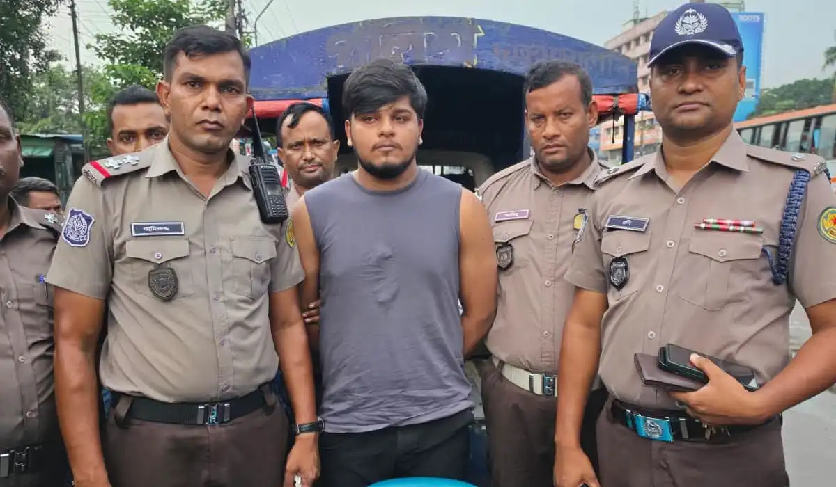 ট্রাফিক সার্জেন্টের সাহসিকতায় বিদেশি পিস্তলসহ দুষ্কৃতিকারী আটক