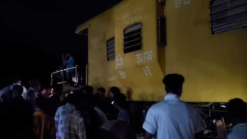 রাজবাড়ীতে বিচ্ছিন্ন ট্রেনের বগির ধাক্কায় বাস-মাহিন্দ্রা-অটোরিকশা, নিহত ১
