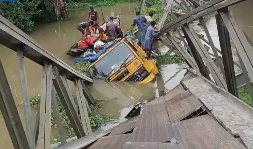 পিরোজপুরে বেইলি ব্রিজ ধসে ঢাকা-পাথরঘাটা সড়কে যান চলাচল বন্ধ
