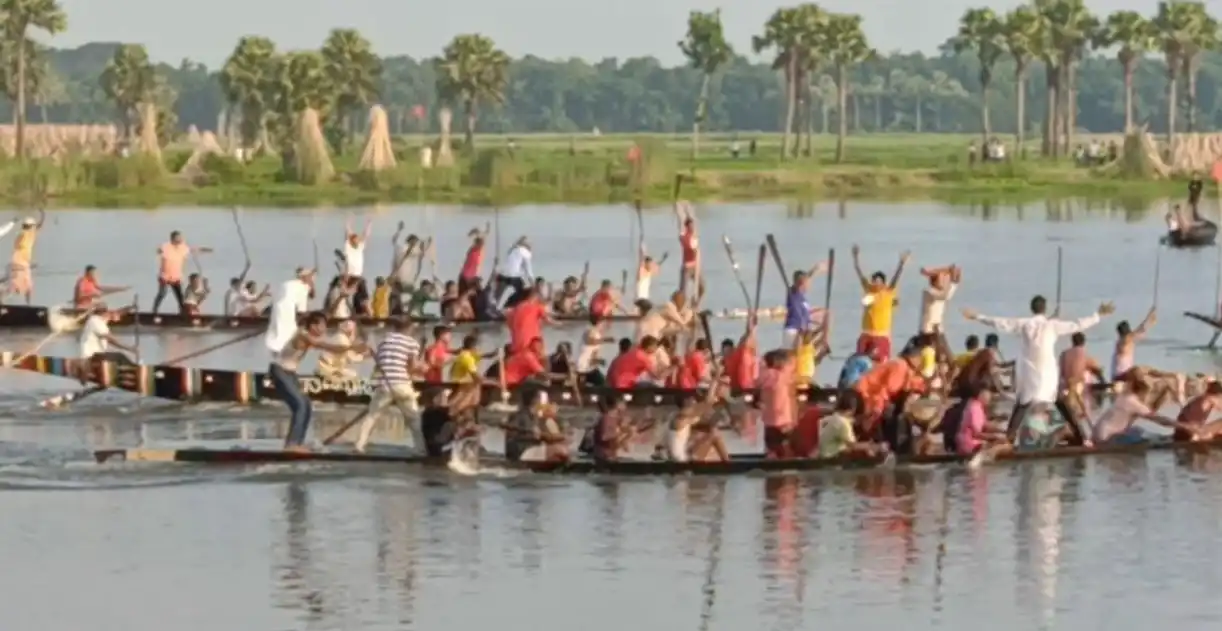 ফরিদপুরের ঐতিহ্যবাহী নৌকা বাইচে দর্শনার্থীদের ভিড়
