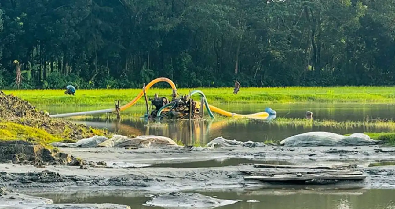 কৃষি জমি থেকে বালু উত্তোলন করায় অর্ধ লাখ টাকা জরিমানা, ড্রেজার জব্দ