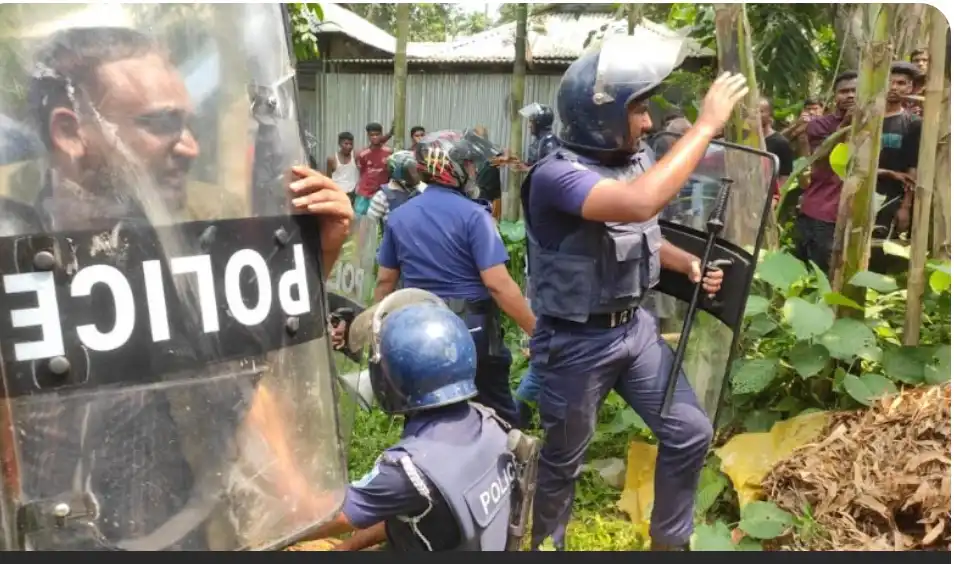 আদিতমারীতে শিশু হত্যার জেরে পুলিশের গাড়িবহরে হামলা, ডিসি-এসপির গাড়ি ভাঙচুর, আহত ৩০