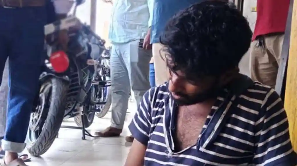 ফরিদপুরে রক্তভর্তি সিরিঞ্জ দেখিয়ে অভিনব কায়দায় ছিনতাই, যুবক আটক