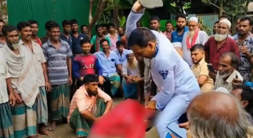 পরকীয়ার অভিযোগে সালিশে প্রবাসীর স্ত্রীকে জুতাপেটা, ইউপি চেয়ারম্যানের ভিডিও ভাইরাল