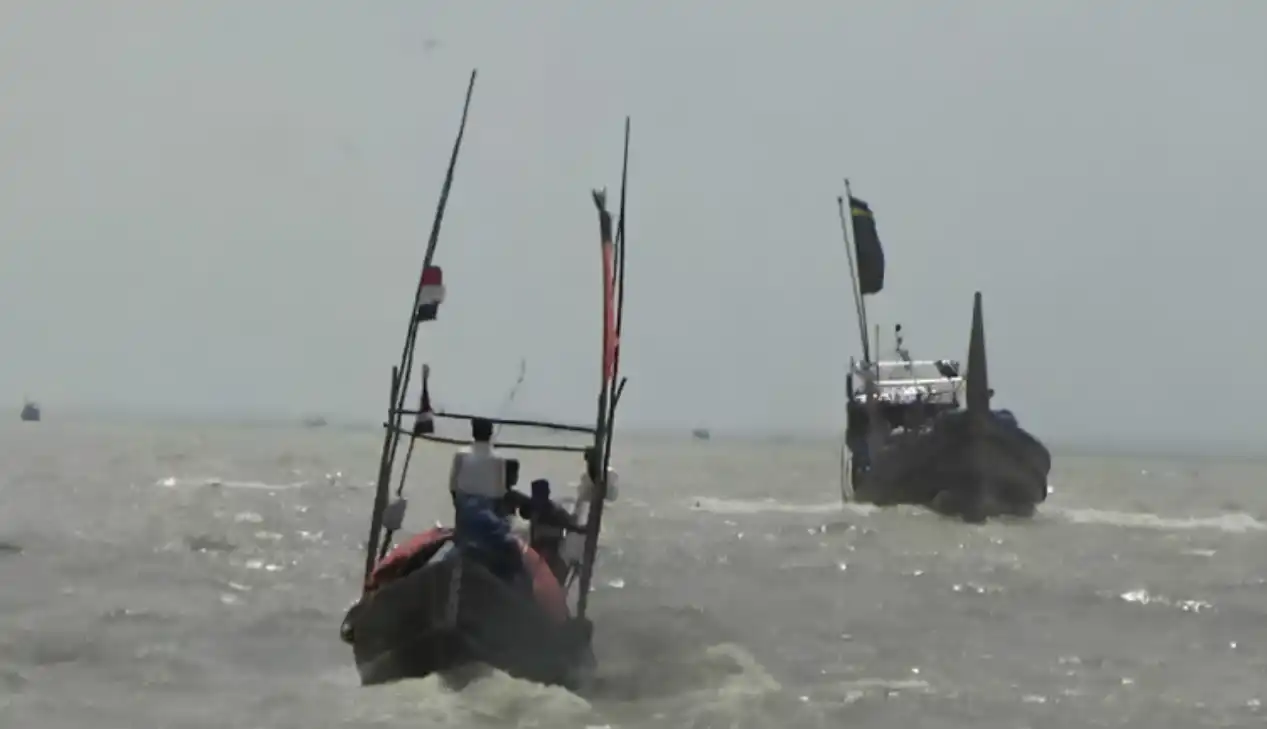 বঙ্গোপসাগরে ট্রলারডুবি: আরও এক জেলের মরদেহ উদ্ধার, নিখোঁজ ১