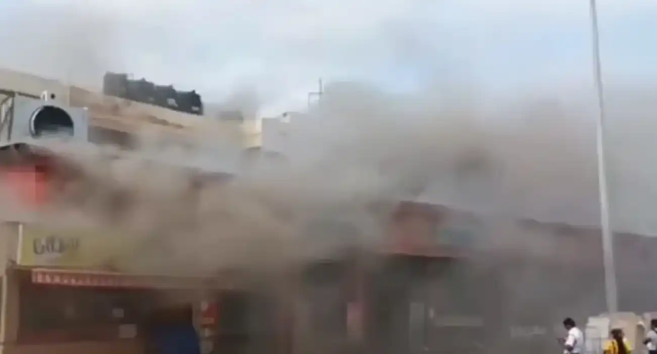 কলকাতায় শিয়ালদহ স্টেশনের বাইরে আগুন, যাত্রীদের মধ্যে আতঙ্ক