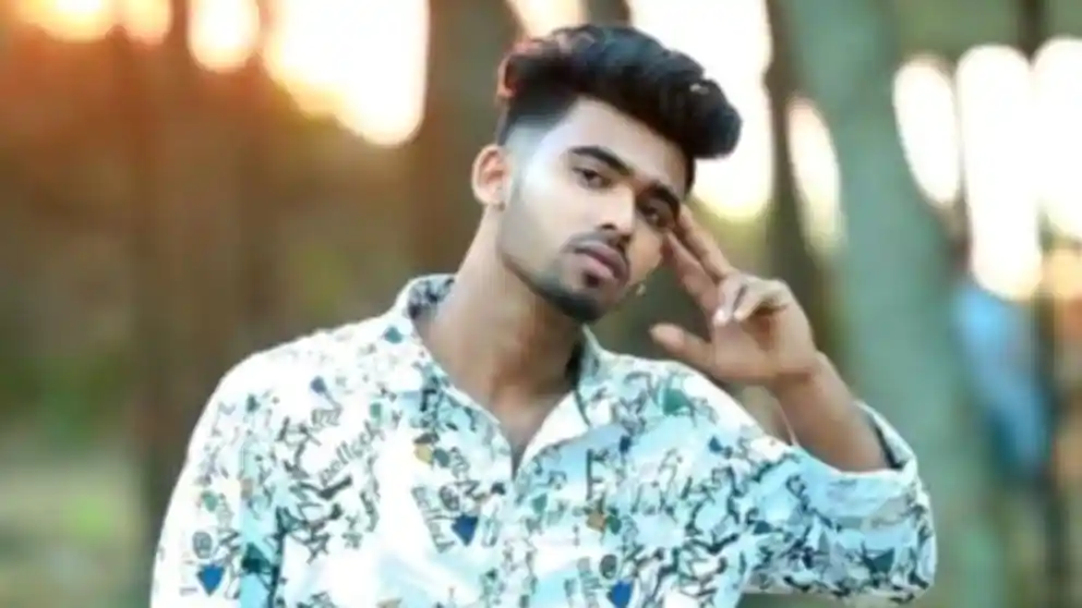 হাইমচরে এজমালি পুকুরের ঘাটলা নির্মাণ নিয়ে বিরোধ: চোখে মরিচের গুঁড়া ছিটিয়ে যুবক কুপিয়ে খুন